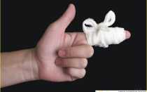 Как сломать палец на руке