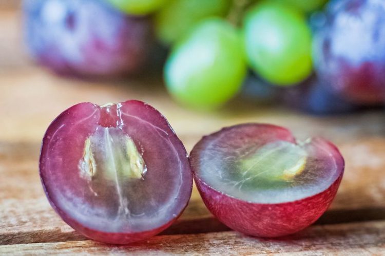 Разрезанная ягода винограда