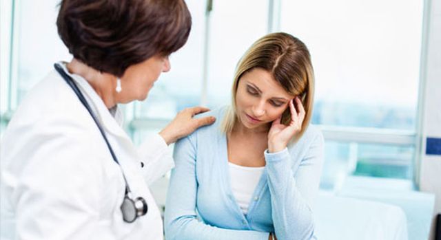 доктор опрашивает женщину