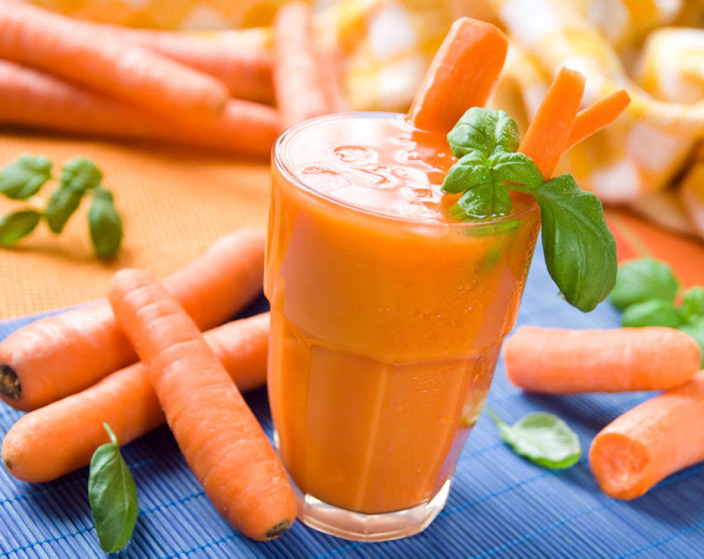 Морковный сок для лечения мочеполовой системы Морковный сок и ложка меда